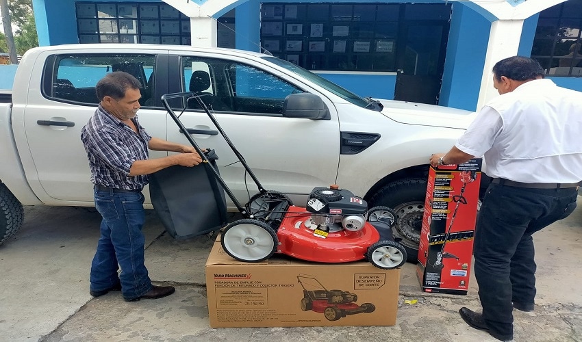 alcalde Reyes Wenseslao Zúñiga Vázquez, apoya al personal de Mantenimiento.